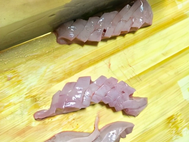 The most important part of stir-fried kidney scallops is here, the superb technology of removing the fishy and fragrant, can not stop drooling