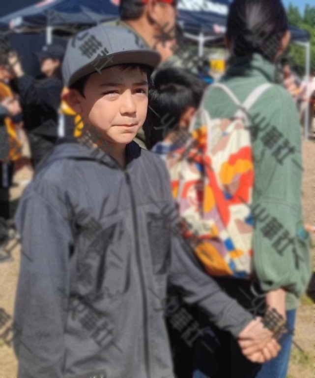 劉燁老婆五一帶兒子外出，十歲諾一長高又變帥，五官越來越像外公