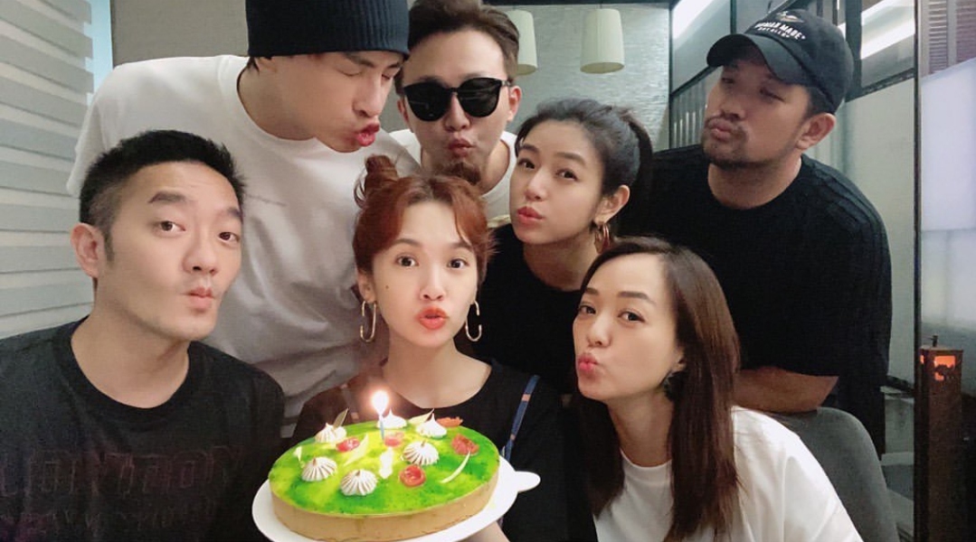 楊丞琳無懼李榮浩吃醋，依偎在鄭元暢肩頭合影，與應采兒長沙小聚