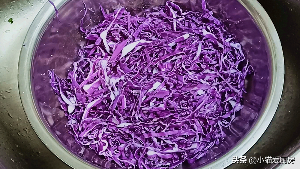 图片[4]-紫甘蓝别再炒着吃 教你一个简单好吃的做法 酸辣爽口 开胃下饭-起舞食谱网