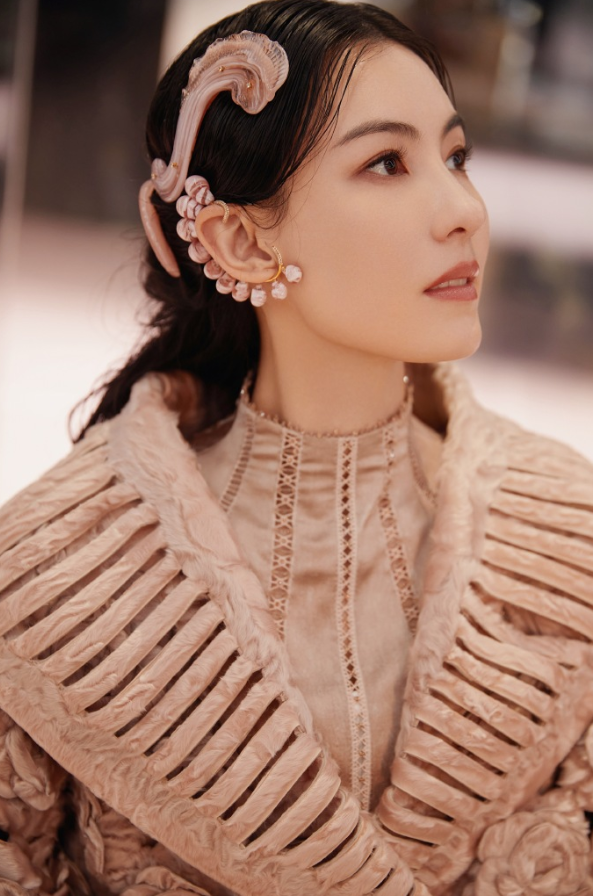 张柏芝现身高定秀T台，半永久贴头皮发型走红，