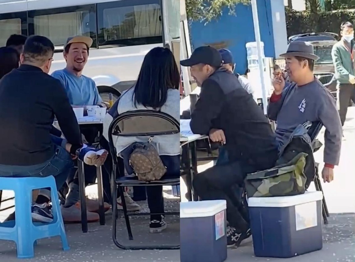 张国立与儿子罕见同框，大口抽雪茄表情享受，