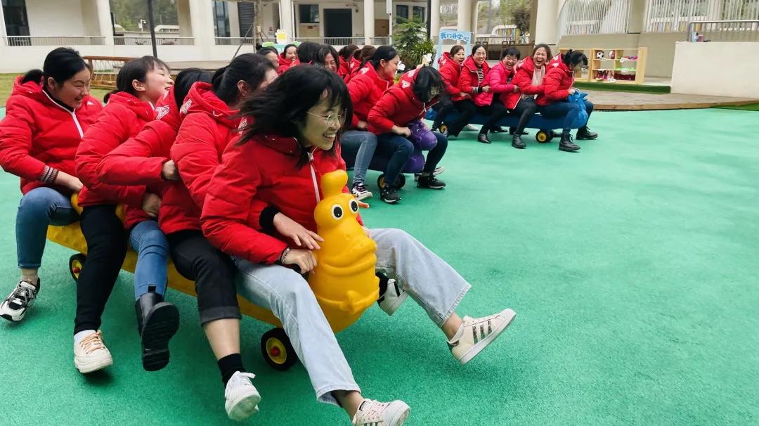 天府新区宁安幼儿园“三·八国际妇女节”教职工趣味运动会