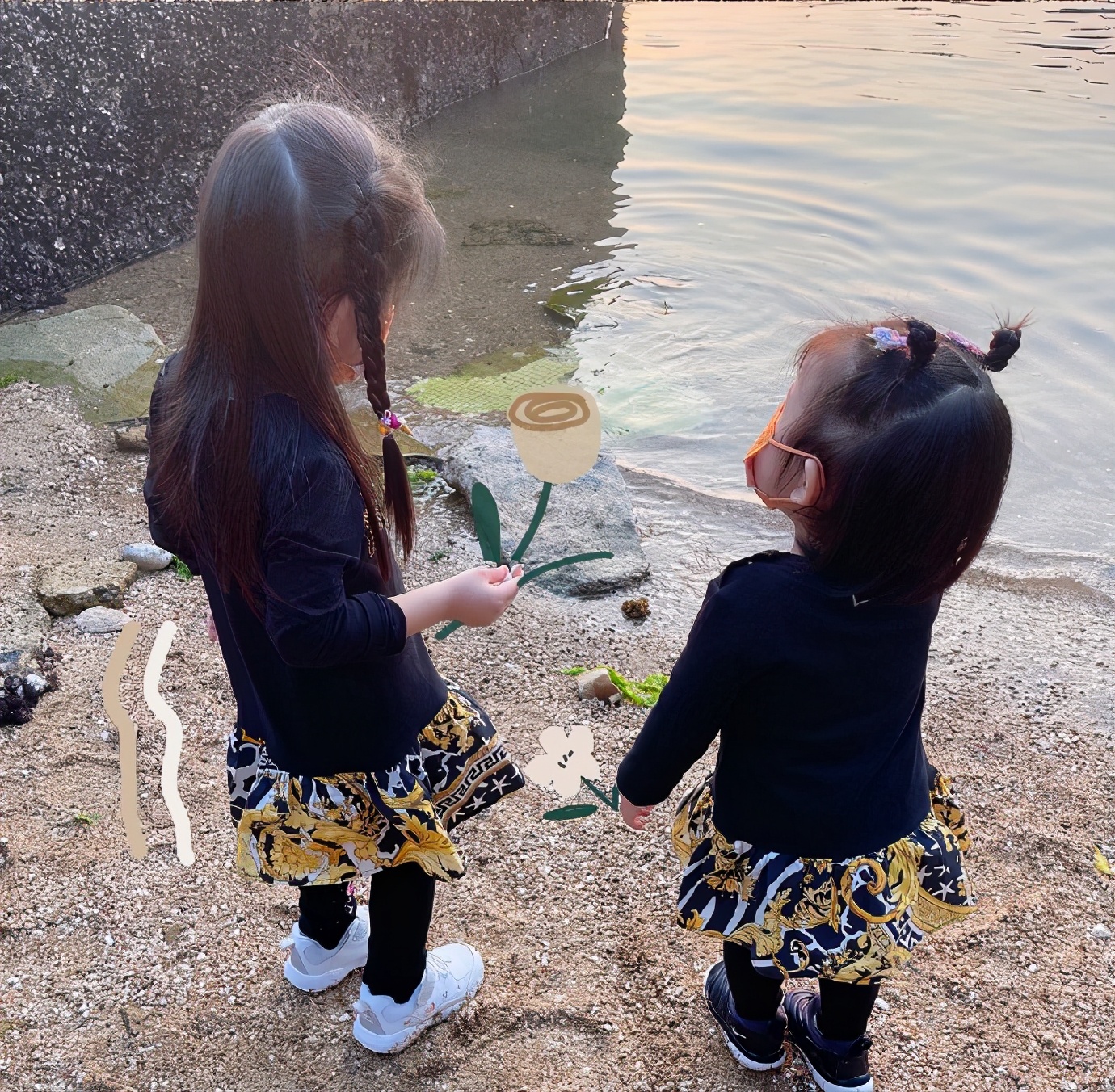 方媛曬一家四口出遊照，畫面歡樂又有愛，倆女兒穿姐妹裝超可愛