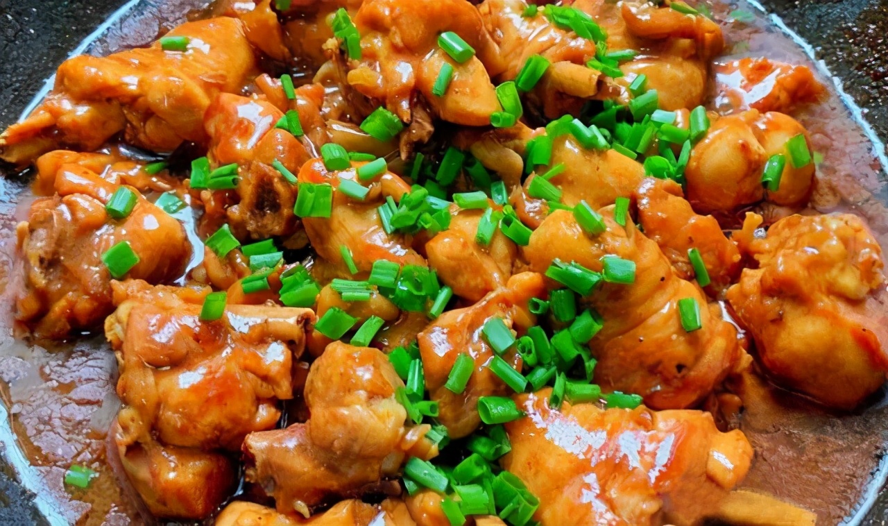蔥油燜雞懶人做法：不放一滴水，出鍋嫩滑爽口，蔥香味十足