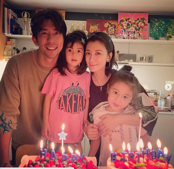 賈靜雯曬一家五口慶小女兒滿4歲，波妞穿公主裙戴皇冠變小淑女