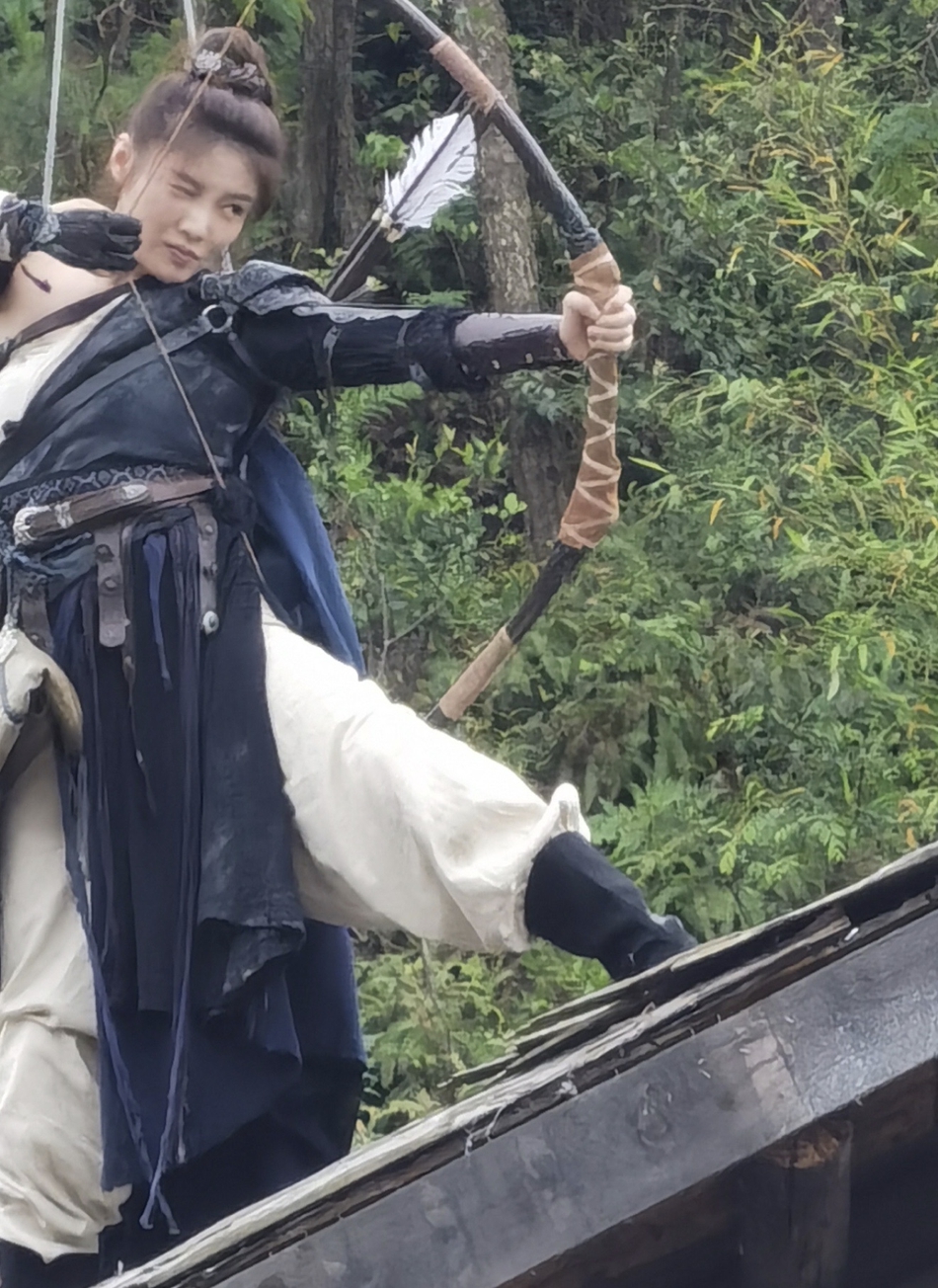 徐冬冬女扮男装演赵云，眼神和气场都还可以，衣服造型遭吐槽
