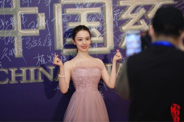 吉娜罕與爸爸出席活動，產後三月比懷孕前還瘦，父女同框顏值超高