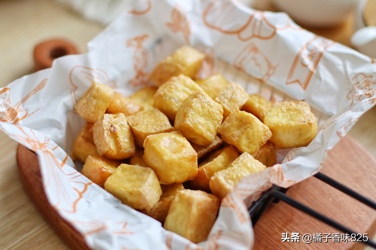 麻婆豆腐靠边站，豆腐新做法，外皮酥脆里面软嫩，蘸上料汁巨好吃