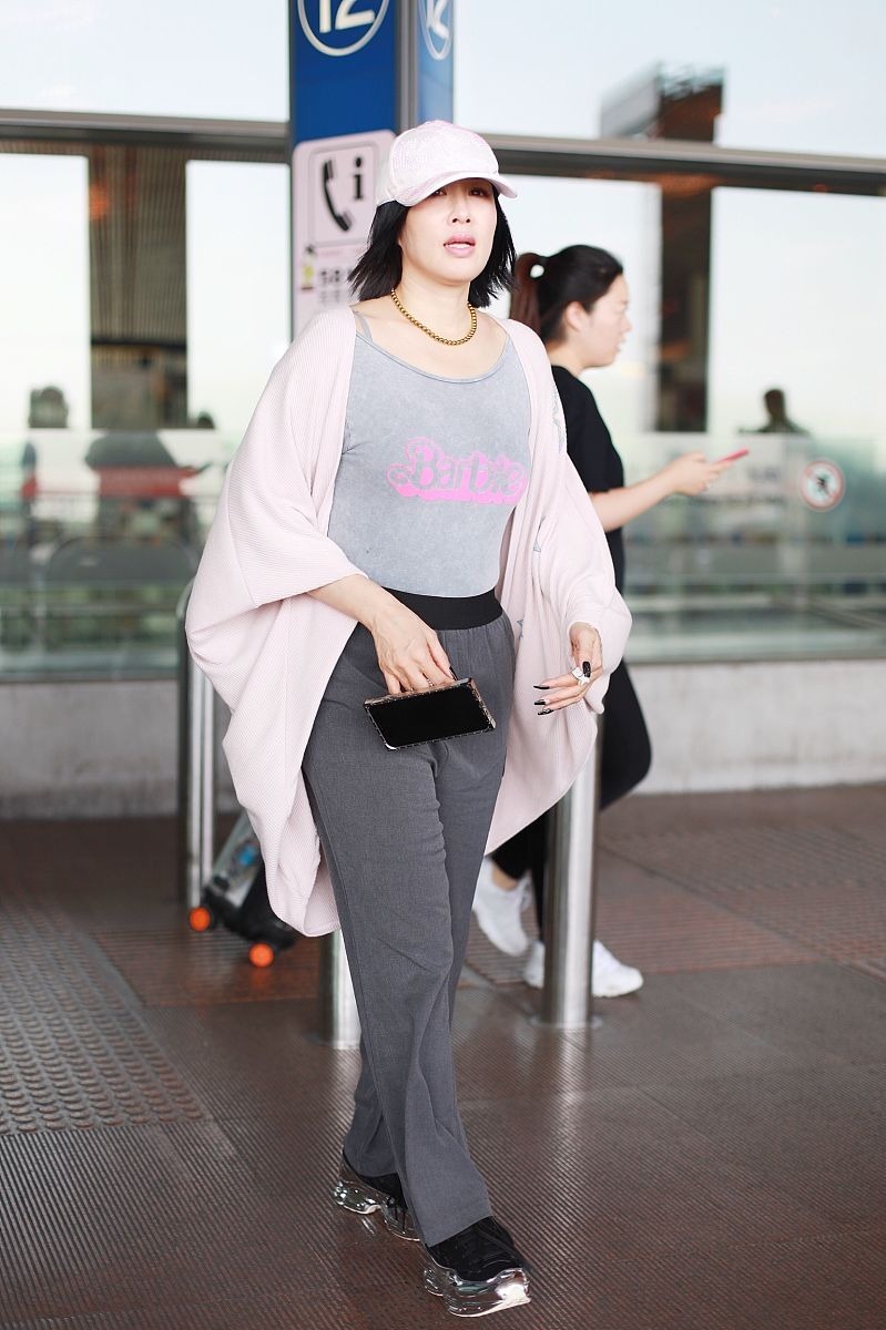 钟丽缇与女儿走机场，针织开衫配白色短裤超洋气，母女美如姐妹花