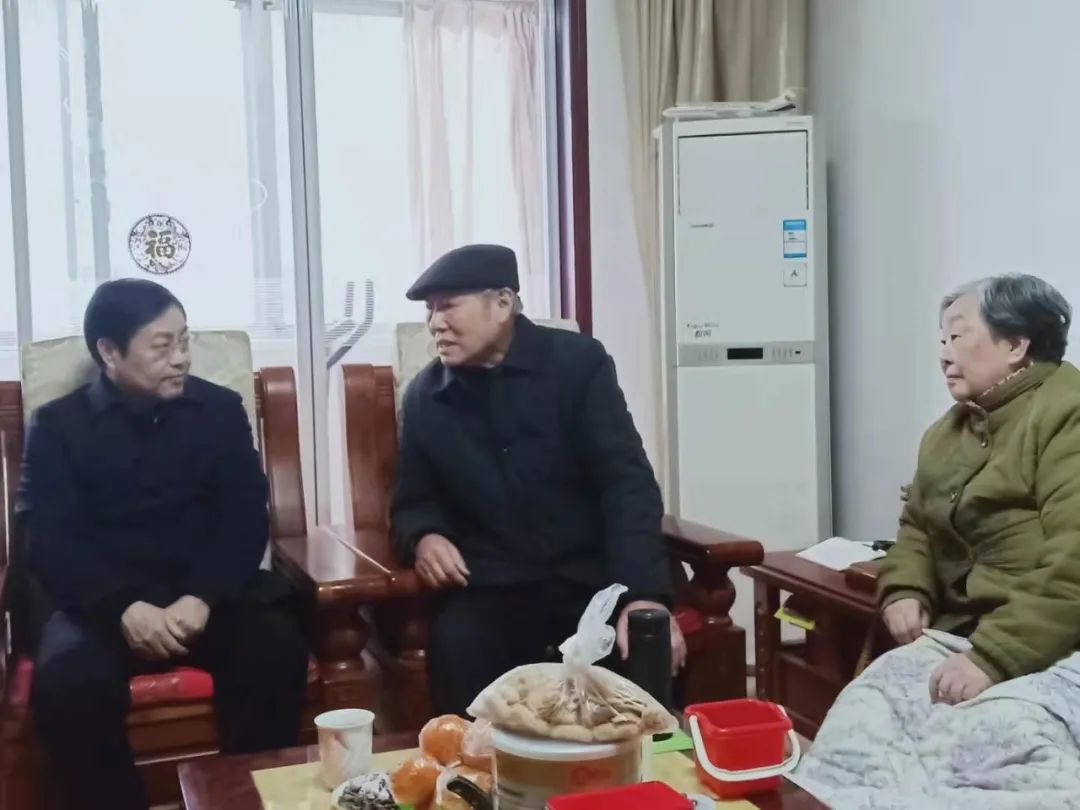 市人大常委会领导走访慰问部分老干部及家属