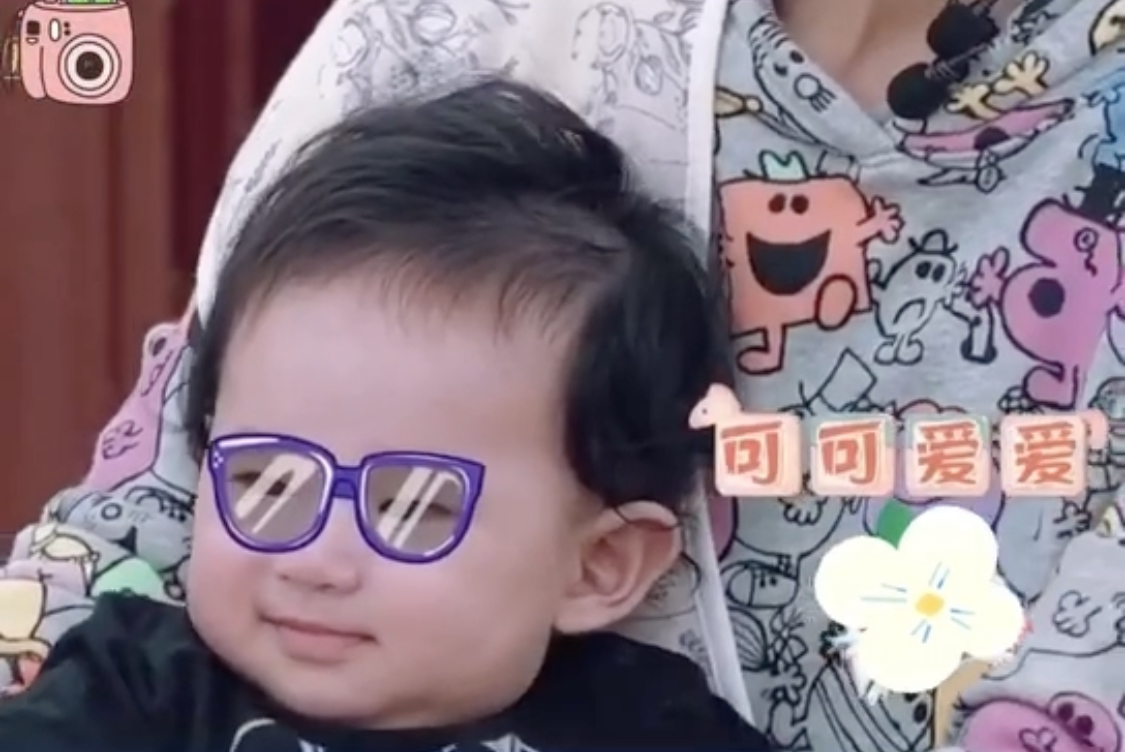 陈小春晒一岁半小儿子正面照，hoho原本像妈妈，现在变成迷你小春