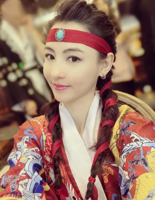 张柏芝曝13岁大儿子早恋，曾问妈妈怎么牵女生手，张柏芝机智应对