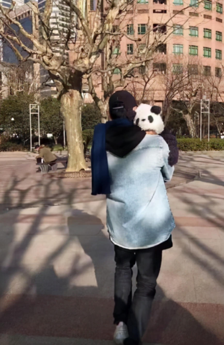 明道餐厅被偶遇，与老婆坐一起超恩爱，1岁儿子正脸曝光眉眼像他