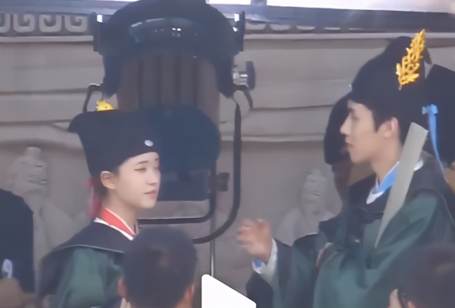 大热小花路透：鞠婧祎造型出彩但粉底厚，赵露思红绿搭配好霸气