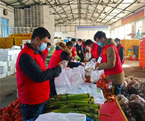 吉林省公主岭市150名志愿者支援超市打包蔬菜发往范家屯镇
