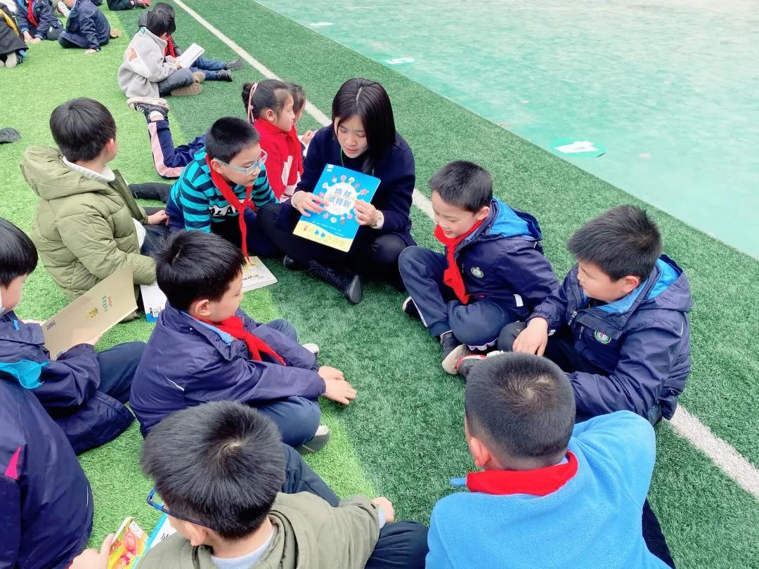 带上五官到校园里寻找春天——成都市华中附小大自然的语文课