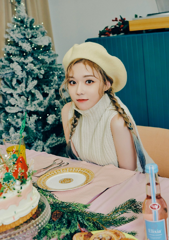 Female idol and Christmas tree, IU's is a bit rough, jennie's Christmas