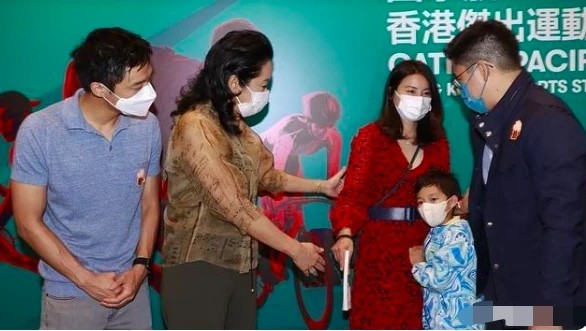 霍啟剛郭晶晶享受甜蜜二人世界，不忘做善事光顧小餐館幫助殘疾人