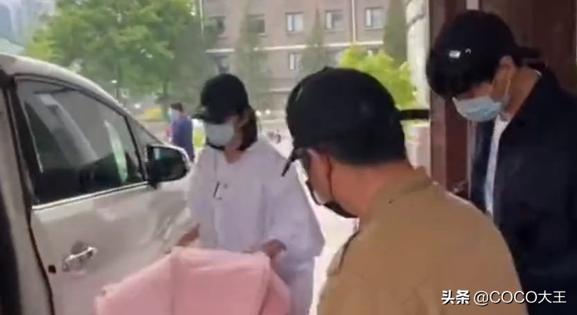 唐艺昕产后出院被记者围住有谁注意张若昀的手放哪？爱情最好样子