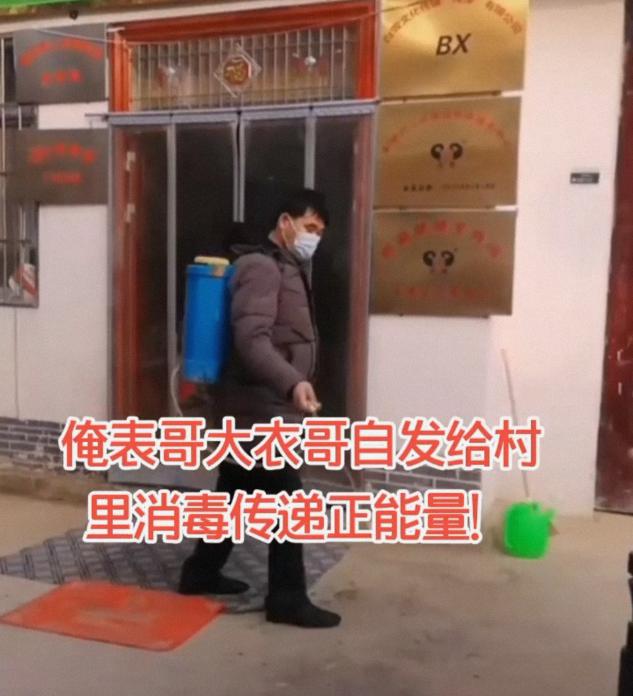 大衣哥老婆用洗脚盆洗毛肚？动作麻利半盆水浑浊，网友调侃更有味