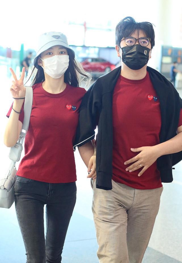吉娜当了妈也这么美，穿T恤牛仔裤看着身材没走样，素颜挺耐看