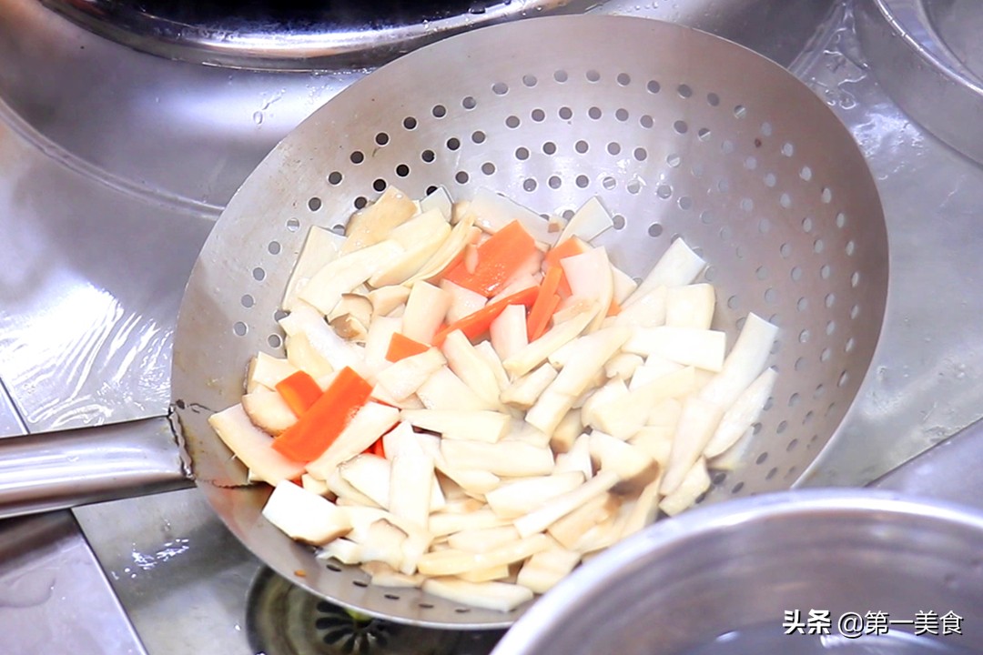 Naturally paired with leeks!  A simple stir-fry, delicious, tender and more fragrant than meat, children rush to eat at the table