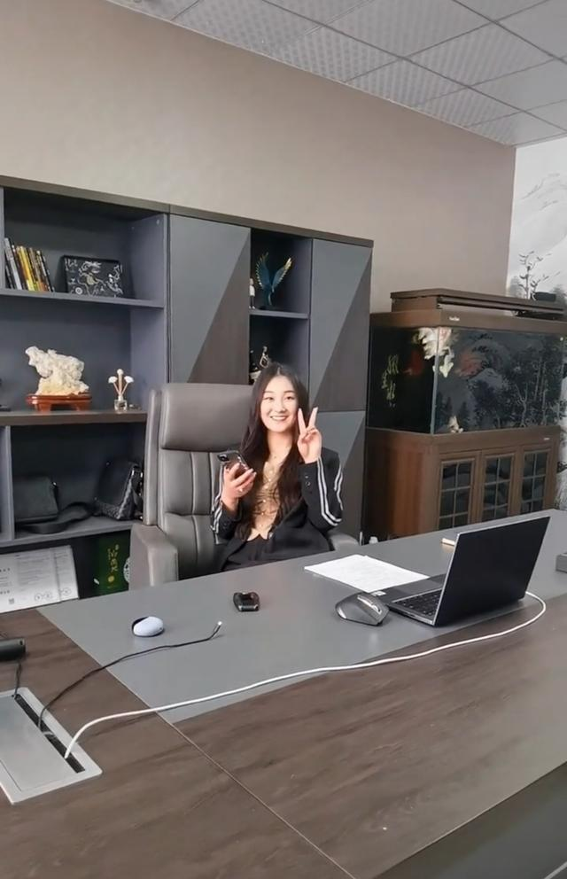 大衣哥朱之文开公司：儿媳坐董事长椅玩手机，