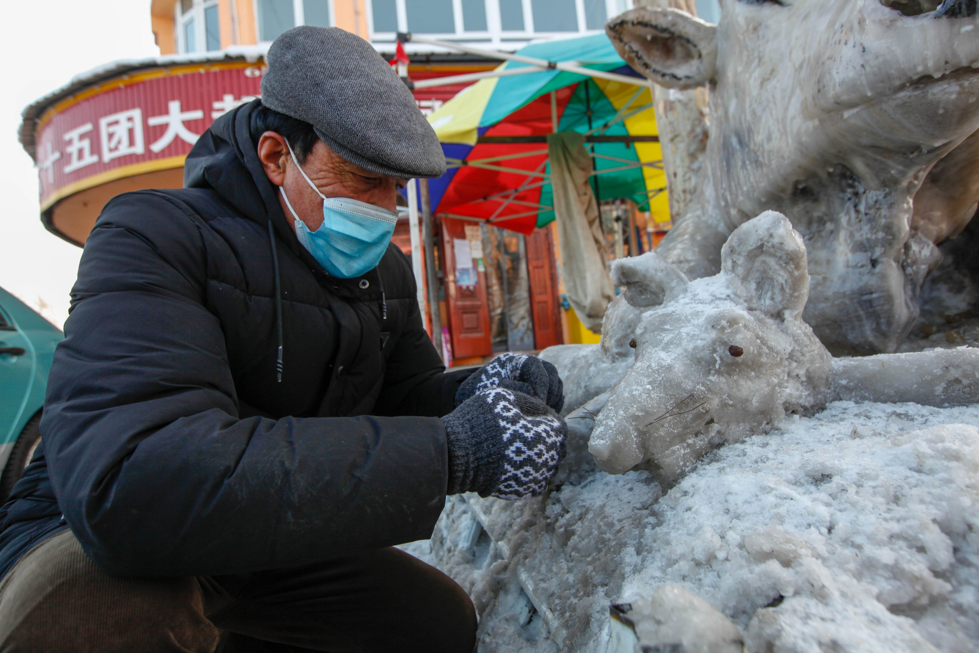 真牛新疆大叔凭想象堆出逼真雪牛没学过全靠凭空想象