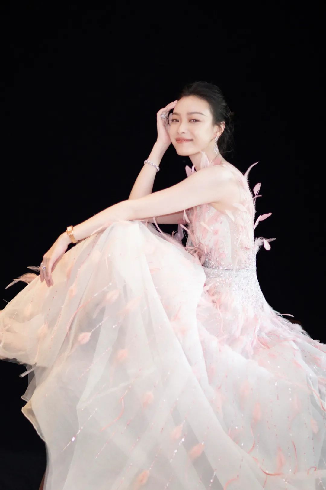 Penta提名倪妮,《流金岁月》朱锁锁换个头就翻红了,背后一扒全是黑料
