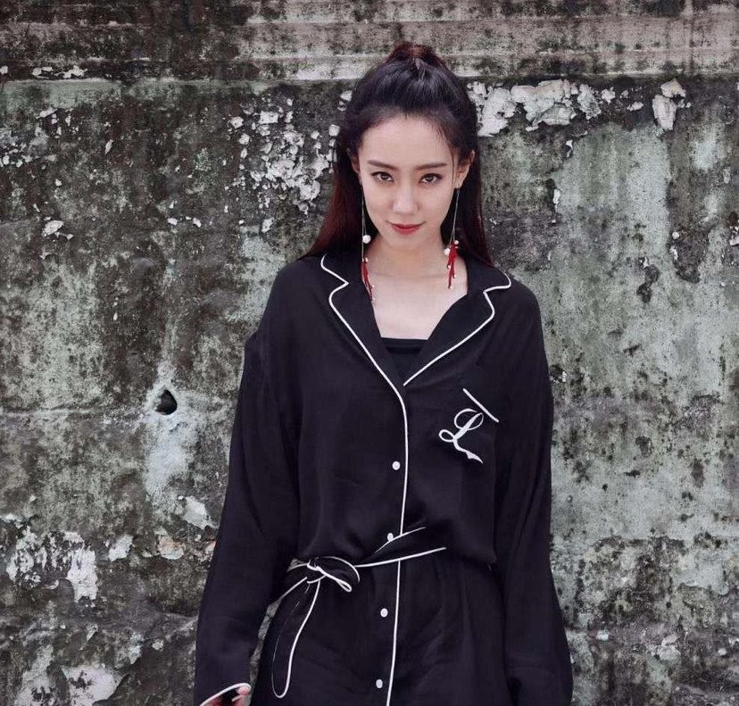 张小斐为贾玲庆生，称其是重情义的姐姐，不久前还帮她回老家扫墓