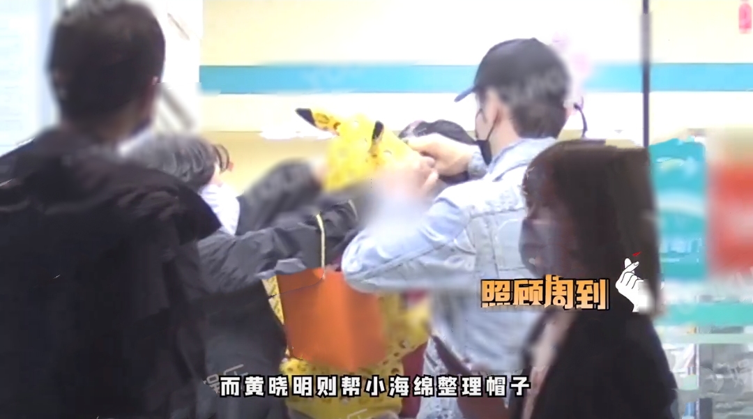 黄晓明一家三口罕见同框，带小海绵看病后买雪糕，画面幸福温馨