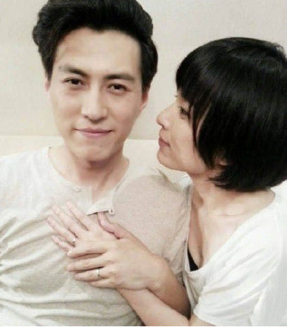 靳东：两次爱上离婚妇女，不顾家人反对娶了二