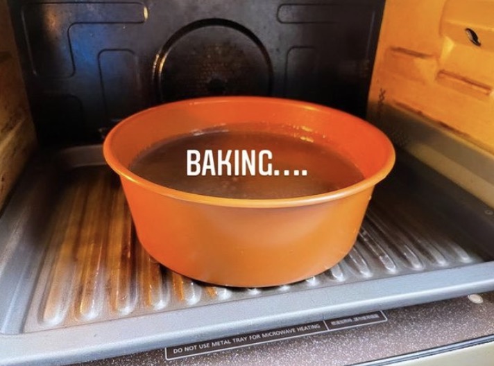 霍啟剛攜三個子女做蛋糕，為郭晶晶慶祝母親節，廚房擁擠超簡樸