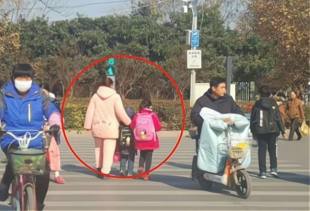 一个是“睡衣妈妈”，一个是“选美妈妈”，不同穿衣影响孩子成长