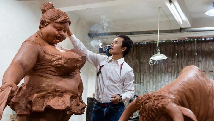 “肥女斗牛”泥稿放大，为西班牙而作