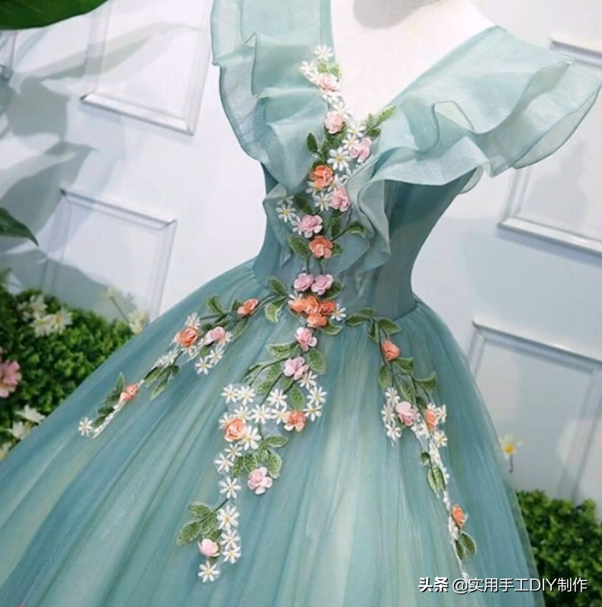「刺绣作品」35款美丽的花朵刺绣连衣裙，美女衣橱里必备的单品