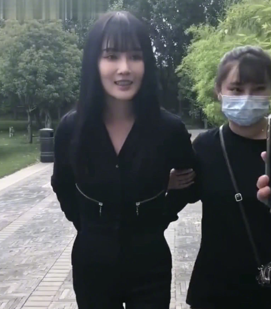 赵本山女儿近照曝光 瘦身成功身材凹凸有致状态