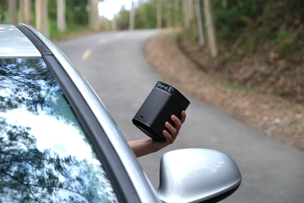 极米Play超悦版投影仪，内置大容量电池，解决户外使用的痛点