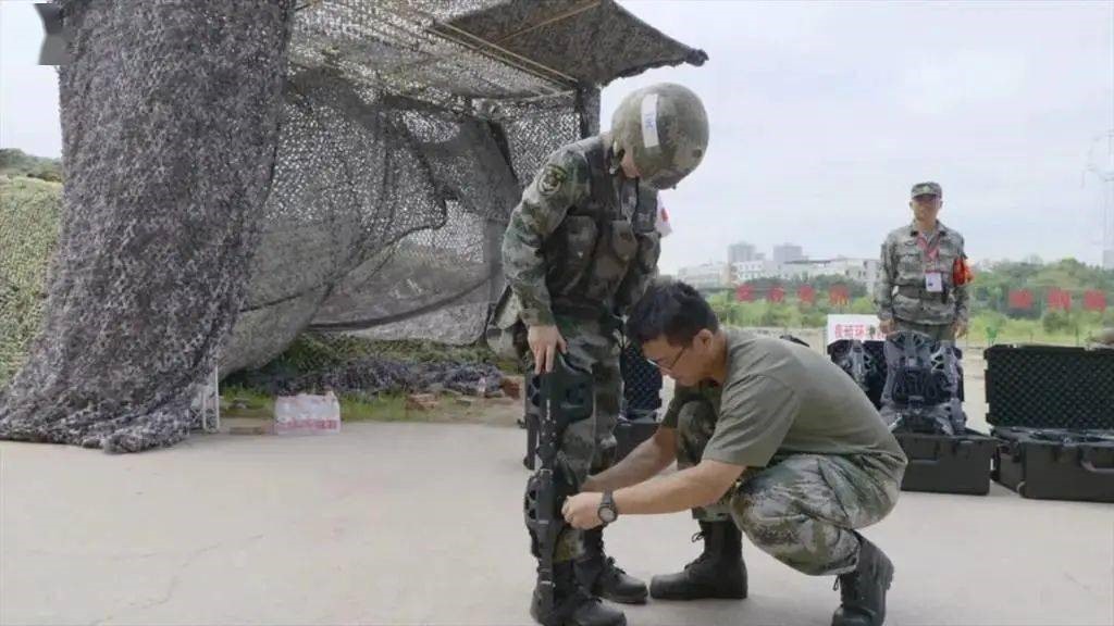 开战能救上万士兵性命，中国外骨骼测试，女兵背140斤伤员狂奔