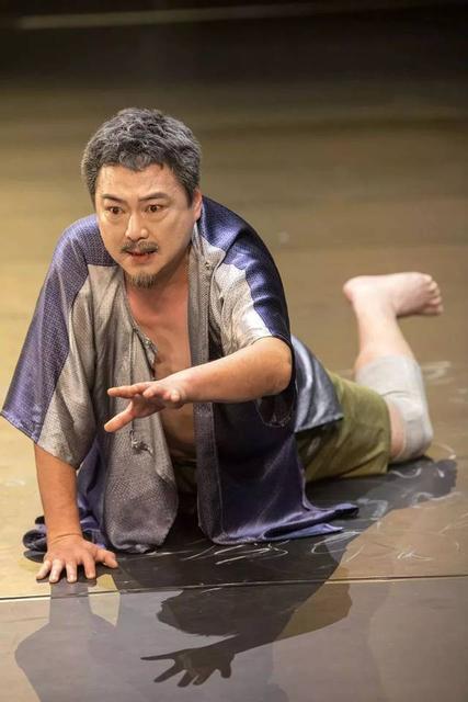 《装台》疤叔：配音界大腕，家里的模范丈夫，老婆是国家一级演员