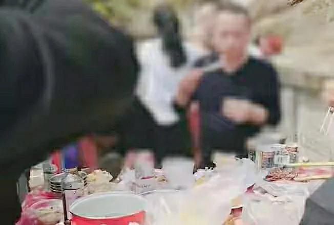 浙江一家人清明扫墓，在墓前聚餐上热榜，家人