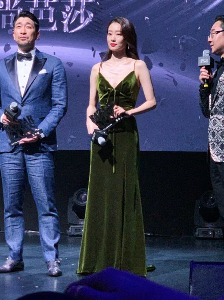 芭莎礼服夜：杨颖翻车，倪妮平淡，胜出的是穿国货的赵丽颖张小斐