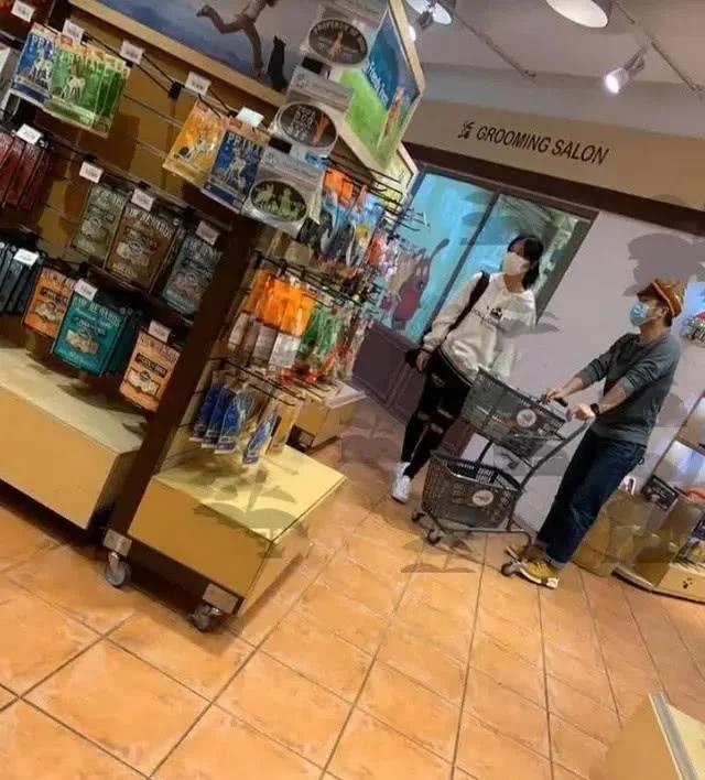 黄心颖出轨1年后迎新恋情？男子与其同返住处，