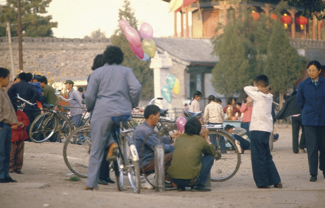 老照片：一位外国女游客镜头下80年代的河北承德，被淡忘的时光