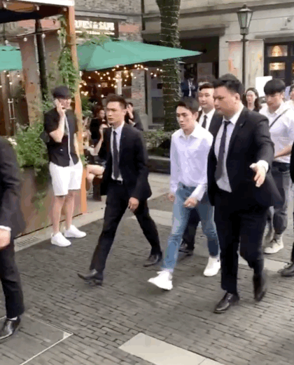 李佳琦半夜发文道歉，对线下活动安保开路推人，他向那位先生道歉