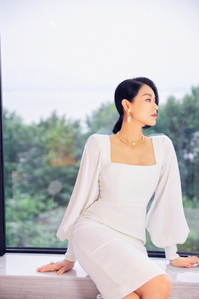 胡杏儿晒工作照过端午，穿修身裙秀S曲线，产后俩月身材恢复完美