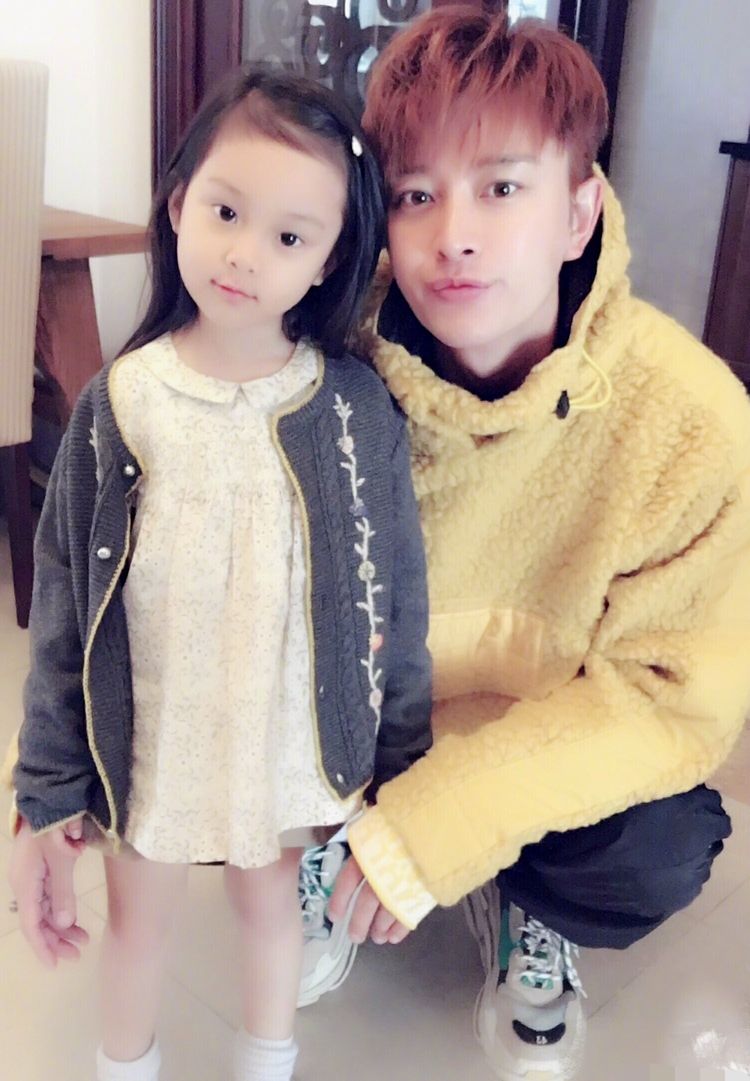 李小璐晒女儿练舞蹲马步，甜馨忍痛坚持惹人疼，网友直呼像贾乃亮