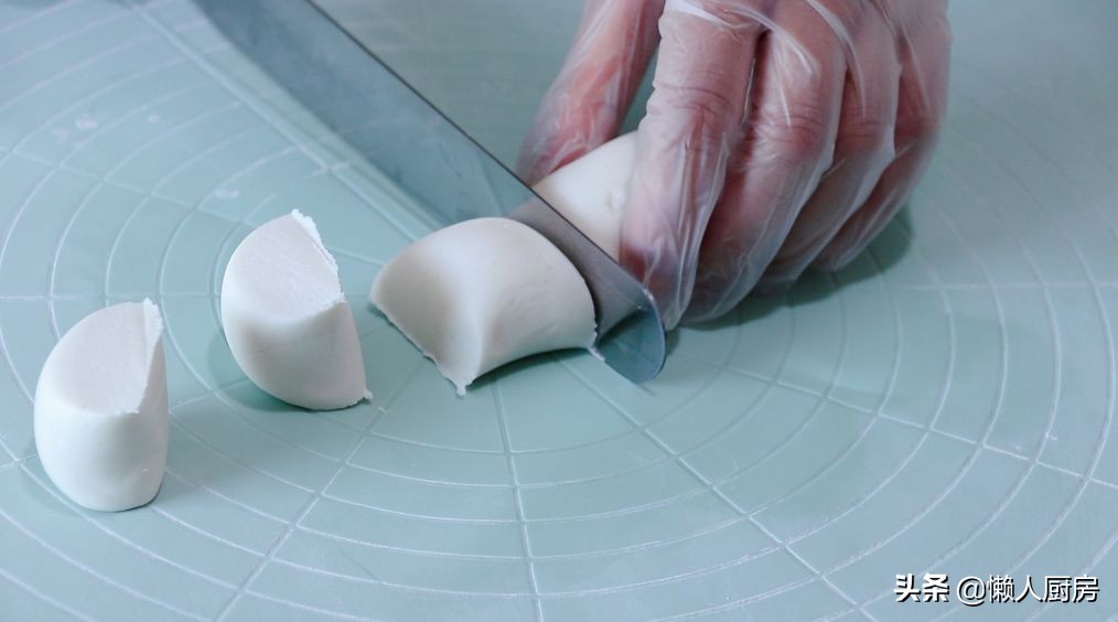 年糕不用買，撒點糯米粉，加點熱水自己做，咬一口，還會爆漿