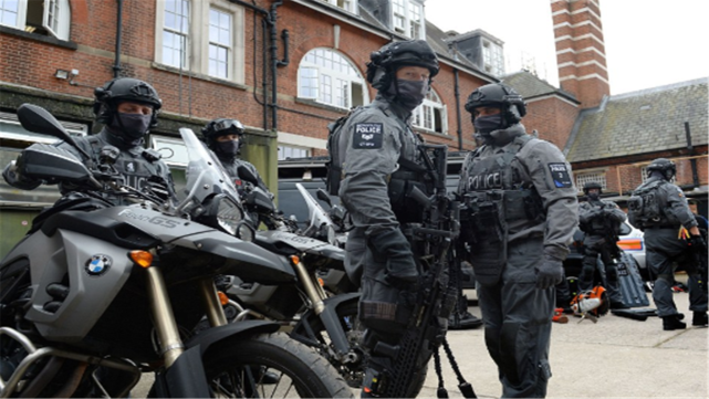 �逃離倫敦�在英國炸鍋，警察一氣之下不干了，中方關鍵時刻發聲